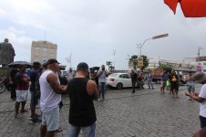 Imagem de Servidores municipais protestam no centro de Salvador