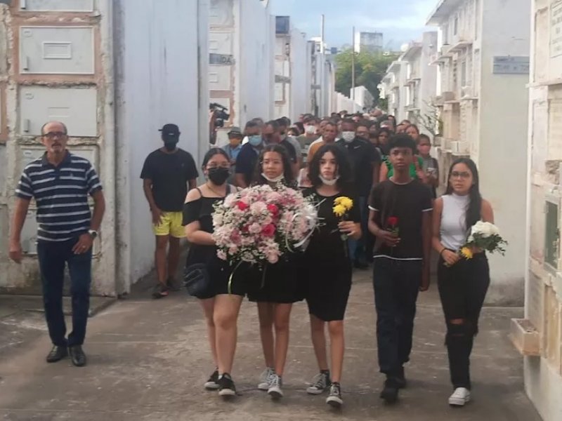 Imagem de Corpo de adolescente morta durante  assalto em Salvador é enterrado