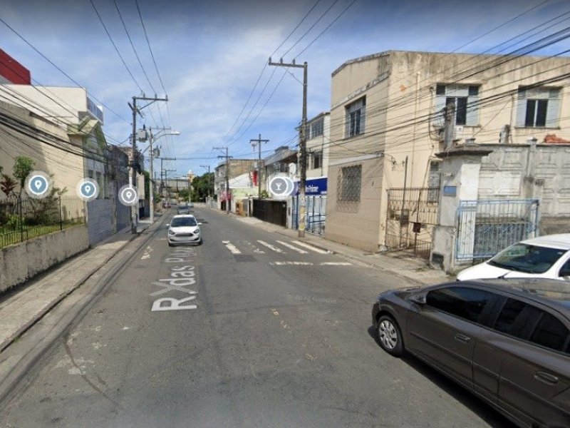 Imagem de Kombi pega fogo e trânsito fica congestionado no bairro de Brotas, em Salvador