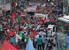 Imagem de Manifestação contra impeachment leva milhares ao Centro de Salvador