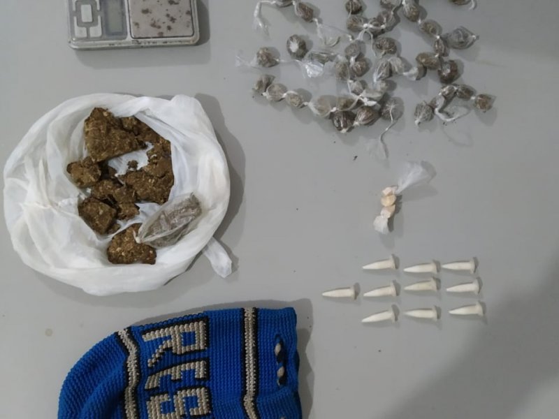 Imagem de Investigado por homicídio é flagrado com drogas em Eunápolis