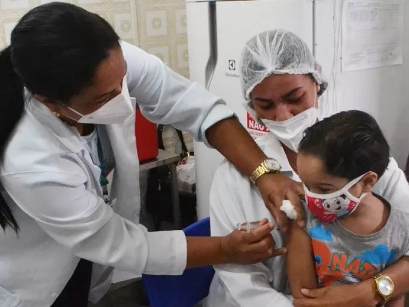 Imagem de Covid-19: vacinação para crianças é suspensa por falta de doses em Feira de Santana