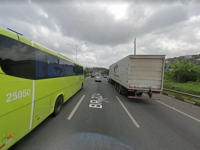 Imagem de Acidente com ônibus trava trânsito na BR-324