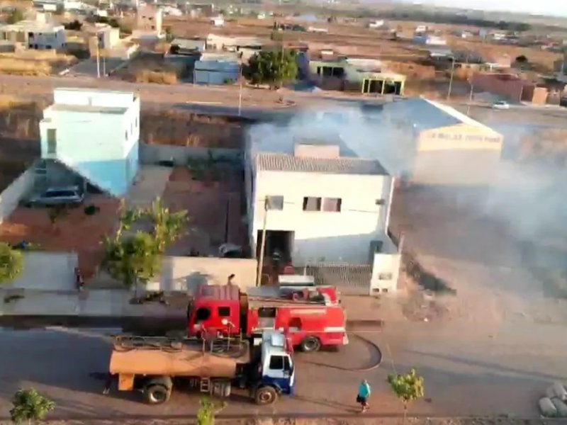 Imagem de Incêndio em terreno baldio atinge depósito de algodão em LEM