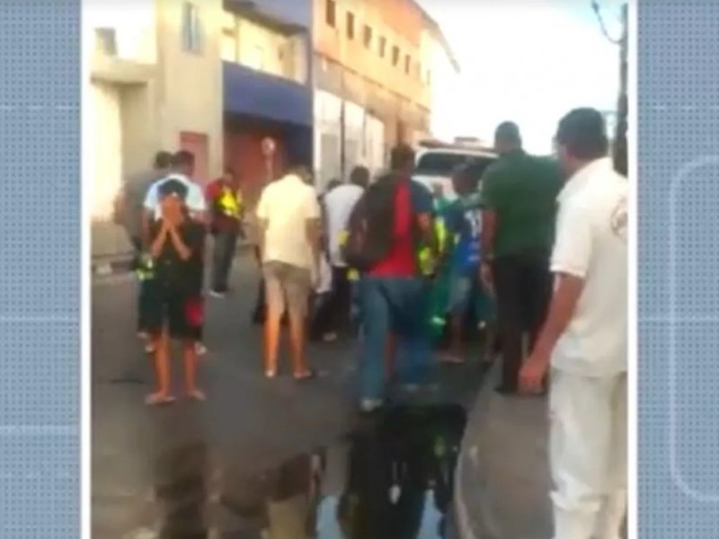 Imagem de Batida entre carro e moto deixa três feridos em Camaçari