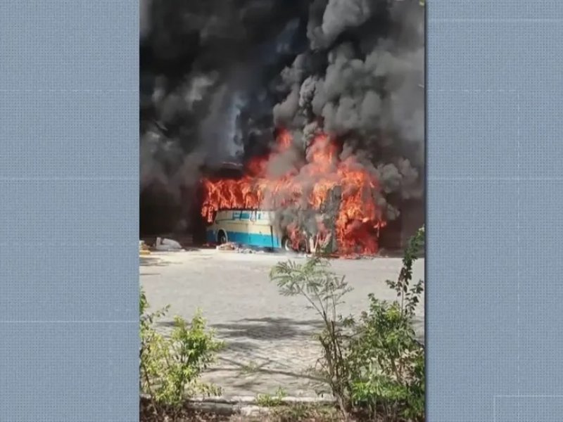 Imagem de Com dez passageiros, ônibus pega fogo em rodoviária no sudoeste da Bahia
