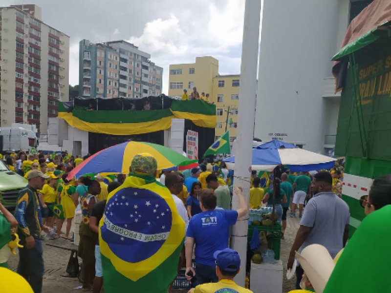 Imagem de Ato pró-Bolsonaro entrega bandeira e oferece dinheiro para mobilizar mais pessoas na Barra