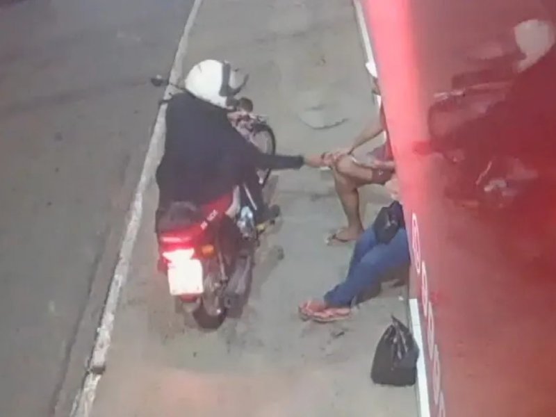 Imagem de Homem rouba celulares com moto em Salvador 