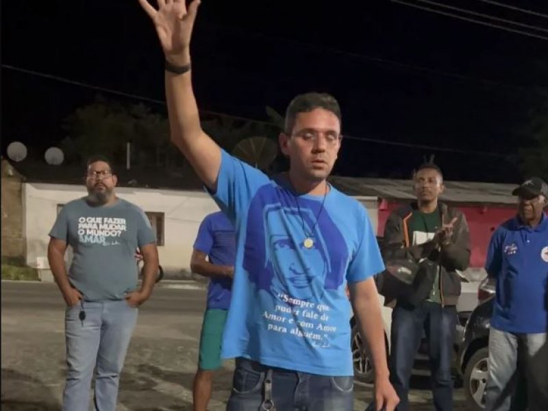 Imagem de Comitiva com prefeito de Coaraci é atacada a tiros em ato político