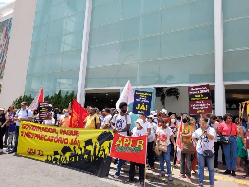 Imagem de Professores de universidades e escolas da rede estadual realizam manifestações em Salvador