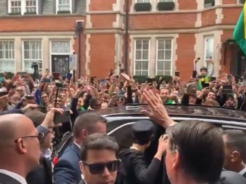 Imagem de Bolsonaro é recebido aos gritos por apoiadores em Londres 