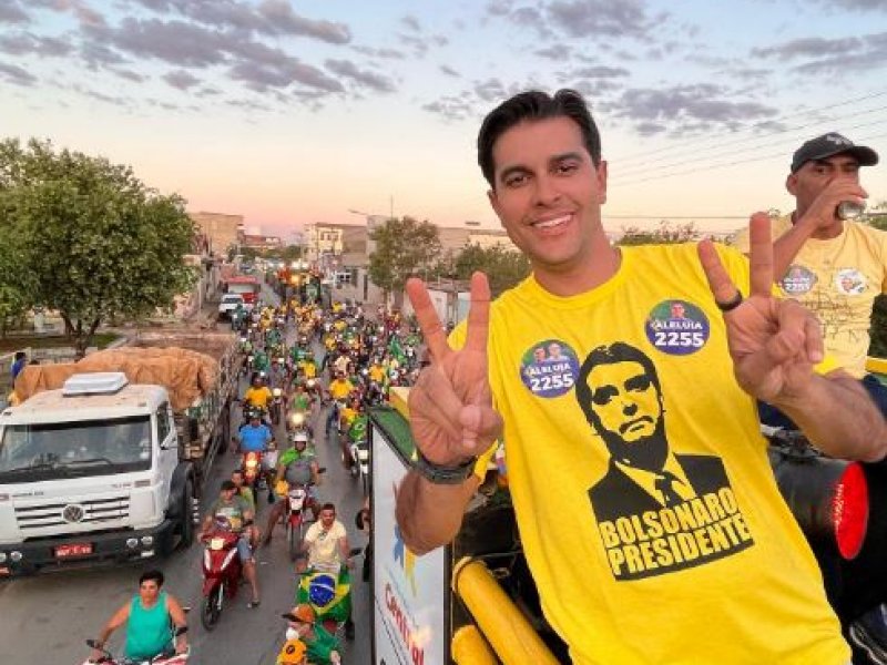 Imagem de Vereador bolsonarista recebe R$ 100 mil de 'mesada' do pai e do irmão para campanha