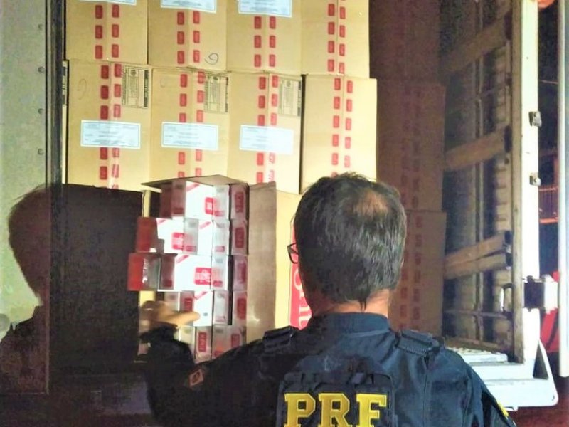 Imagem de PRF apreende 450 mil maços de cigarros contrabandeados escondidos em caminhão baú