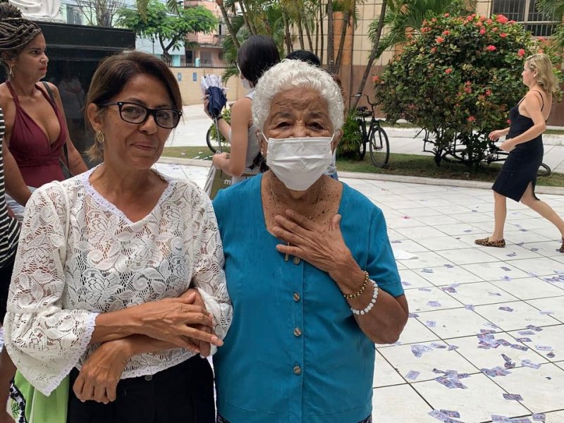 Imagem de Idosa de 92 anos vota na Cidade Baixa