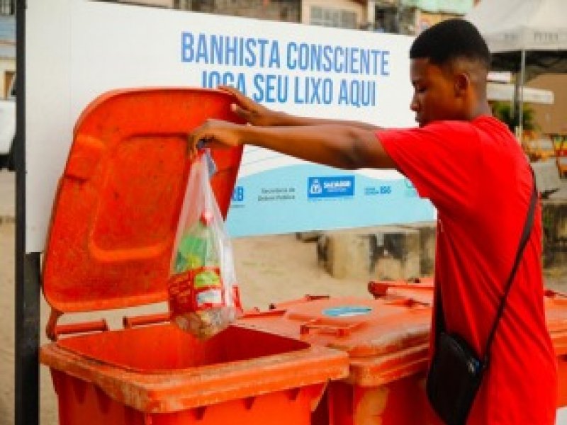 Imagem de Limpurb reforça instalação de papeleiras e kits praia na orla de Salvador