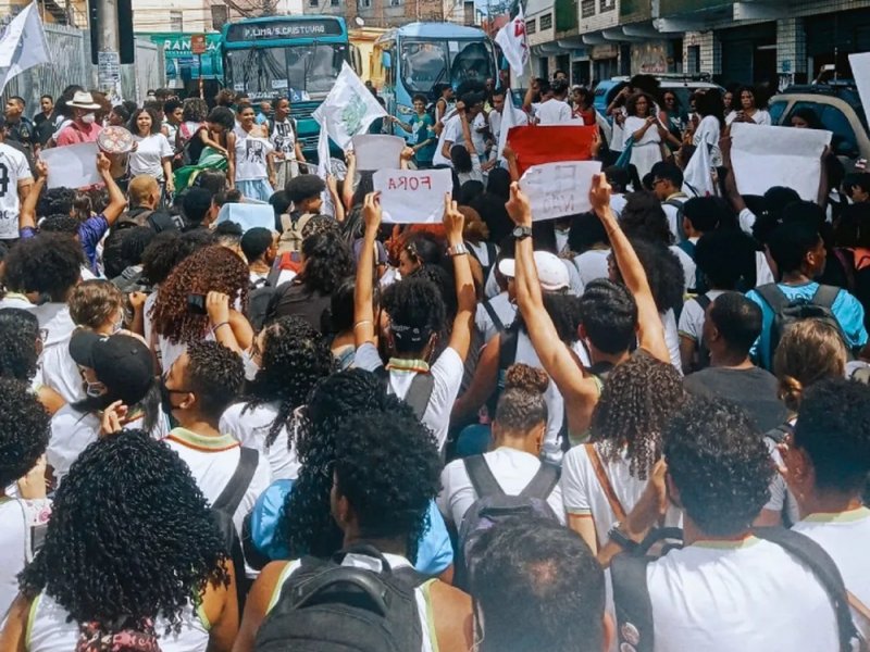 Imagem de Alunos do Ifba protestam contra bloqueio de orçamento da educação