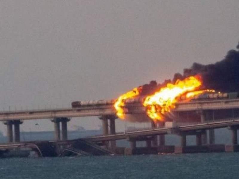 Imagem de Explosão de caminhão destrói ponte que liga Rússia à Crimeia