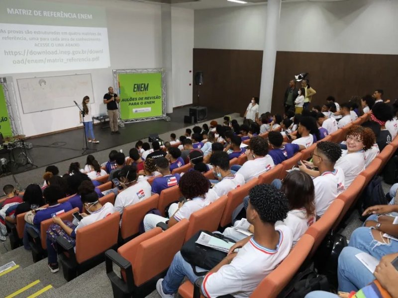 Imagem de Estudantes da rede estadual da Bahia participam de aulões de revisão para o Enem a partir desta segunda (17)