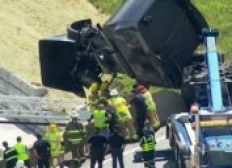 Imagem de Motorista é resgatado de cabine de caminhão pendurada em ponte nos EUA