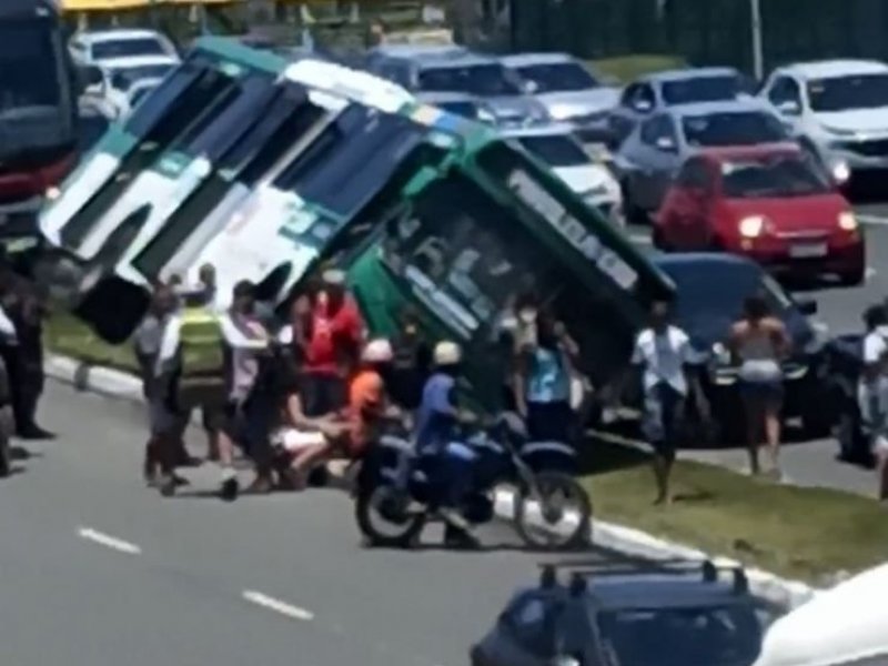 Imagem de Motorista perde controle e ônibus tomba na  Avenida Paralela, em Salvador