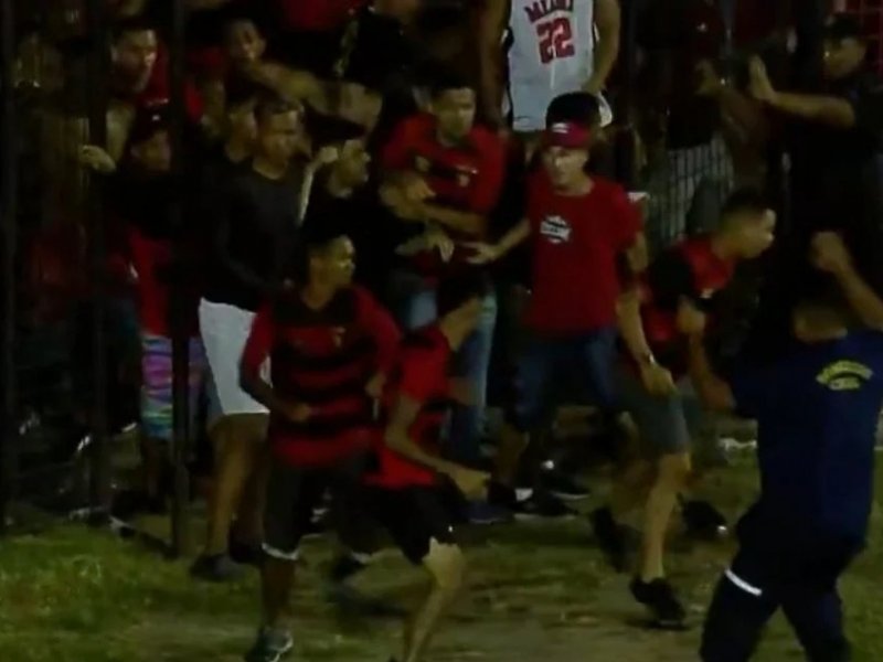 Imagem de VÍDEO: Torcedores do Sport invadem gramado após comemoração de Raniel