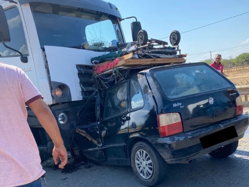 Imagem de Carro e caminhão se envolvem em acidente na BR-116, no interior da Bahia