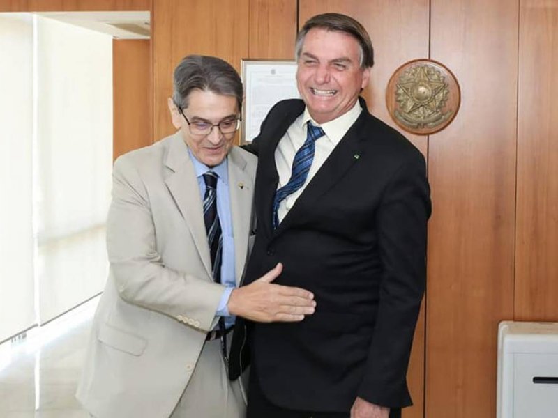 Imagem de "Amigo pessoal": Bolsonaro mente ao dizer que não tem foto com Roberto Jefferson