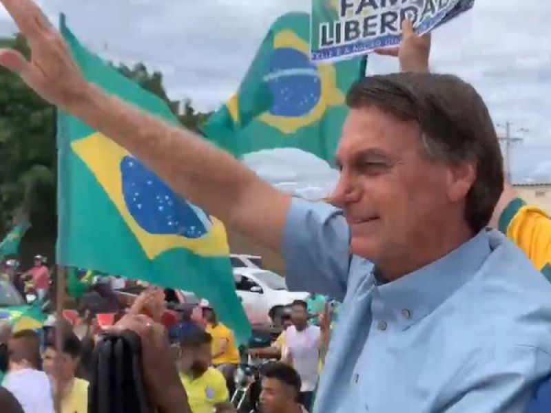 Imagem de Bolsonaro arrasta multidão em motociata no município de Guanambi; veja vídeo