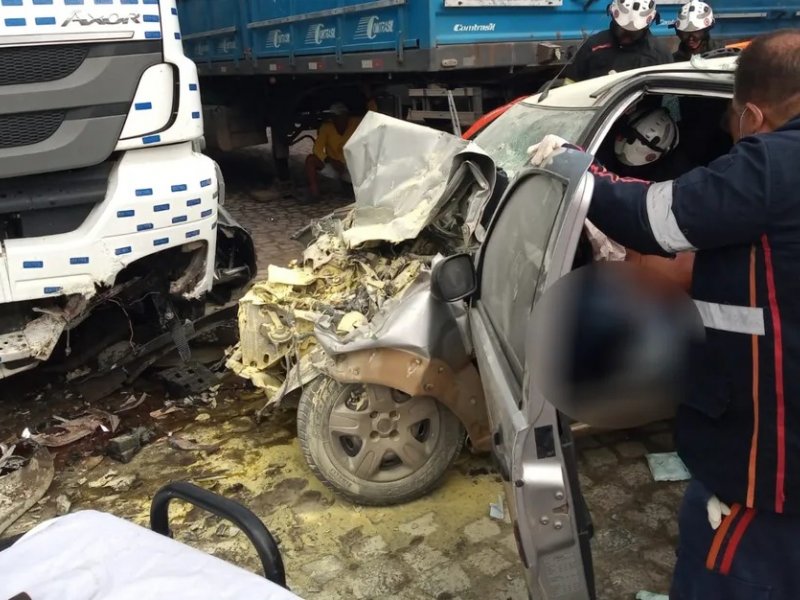 Imagem de Motorista fica preso às ferragens após acidente entre três veículos em Santo Antônio de Jesus