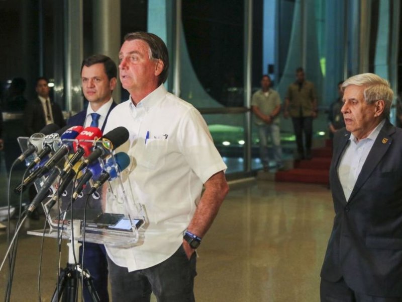 Imagem de Bolsonaro se diz "vítima" do TSE e convoca comandantes das Forças Armadas