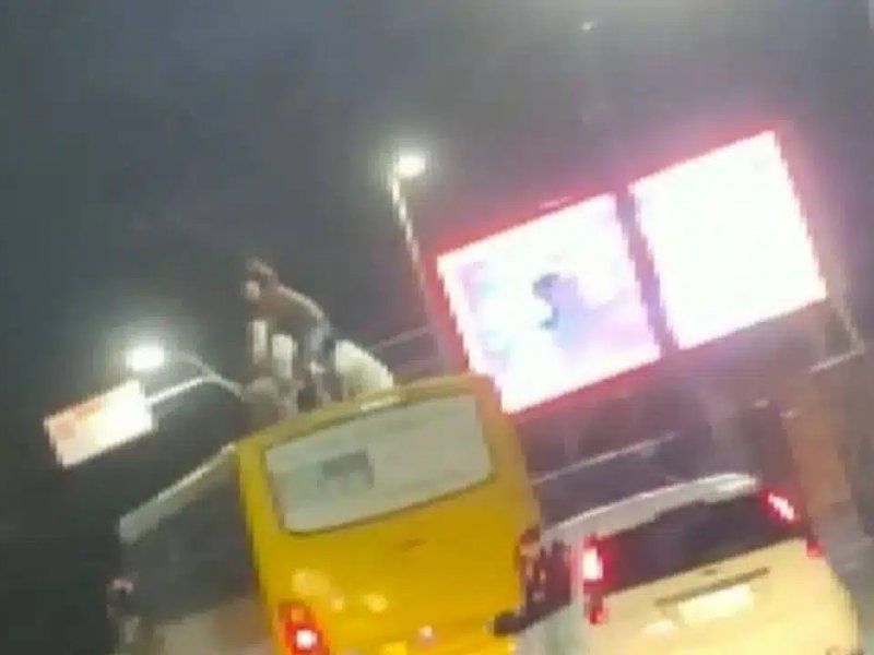 Imagem de Quatro jovens são vistos ‘surfando’ no teto de ônibus em Salvador