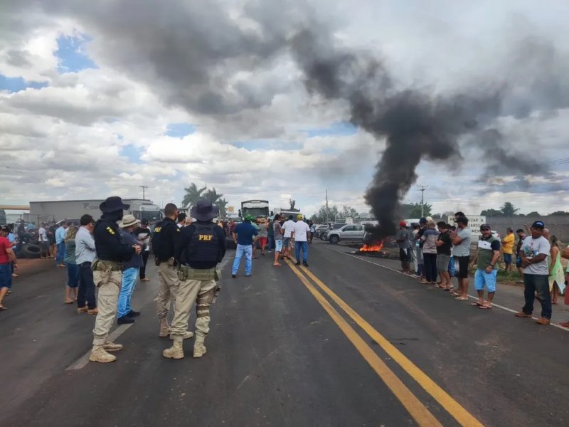 Imagem de Apoiadores de Bolsonaro, caminhoneiros voltam a protestar e fecham BR-020