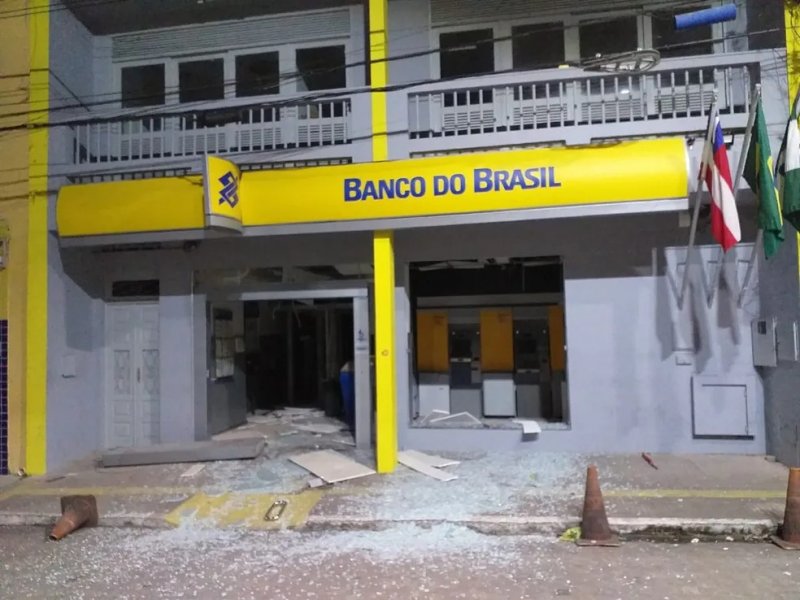 Imagem de Grupo armado explode três agências bancárias em Muritiba