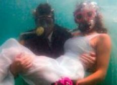 Imagem de Casais celebram casamento no fundo do mar da Barra