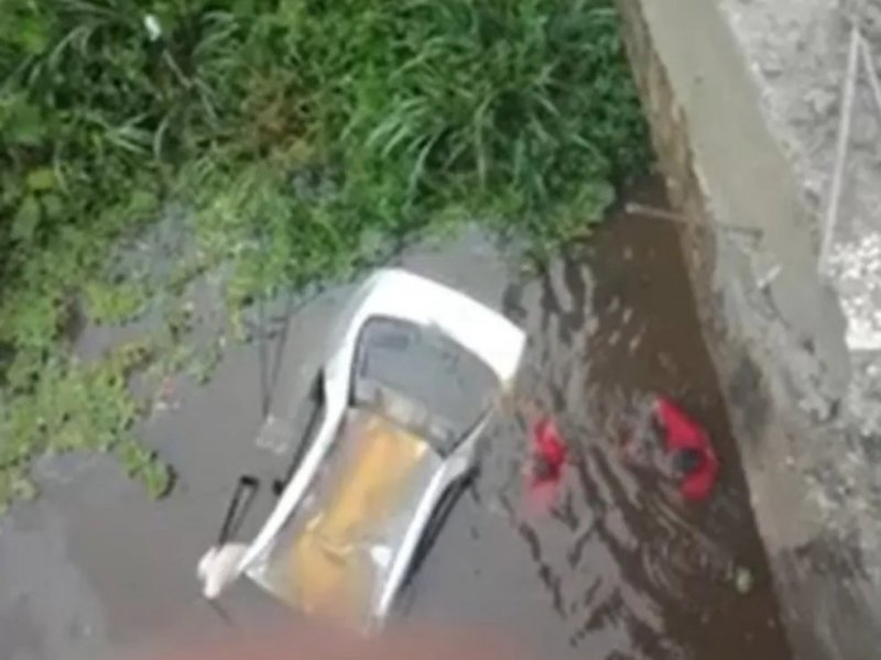 Imagem de Motorista morre após carro cair de ponte em rodovia no sul da Bahia