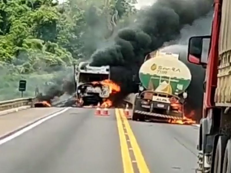 Imagem de Manifestantes pró-Bolsonaro ateiam fogo em caminhões para bloquear pistas no MT