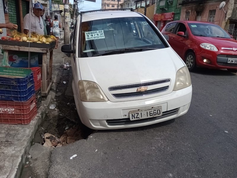 Imagem de Veículo cai em buraco no Engenho Velho de Brotas; motorista cobra manutenção da cidade