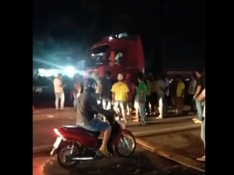 Imagem de Motorista atropela bolsonaristas após ter caminhão apedrejado em rodovia bloqueada; veja vídeo