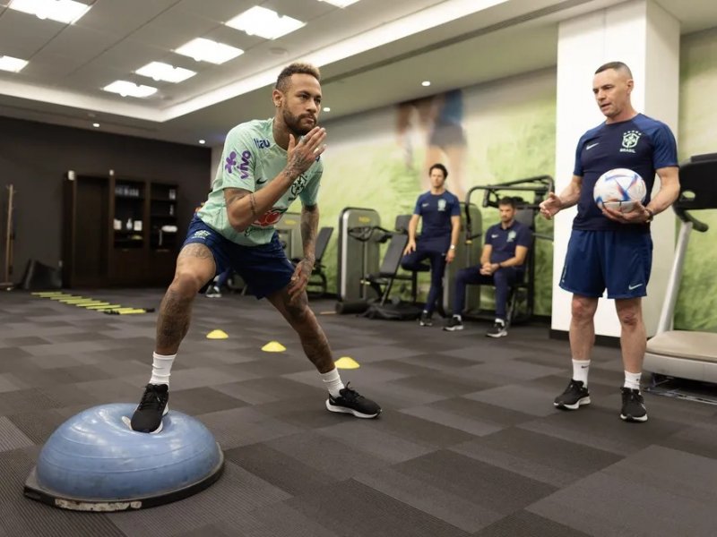 Imagem de Neymar faz trabalho com bola na academia do hotel da Seleção