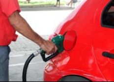 Imagem de Posto vende gasolina a R$ 1,74 e consumidores formam fila de 1 km em Salvador