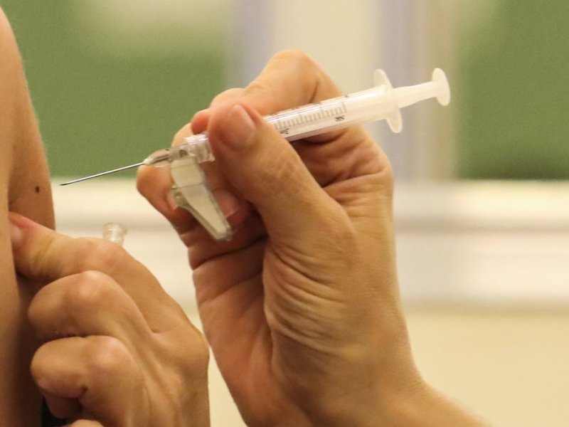 Imagem de Brasil recebe primeiro lote de vacinas bivalentes contra covid-19