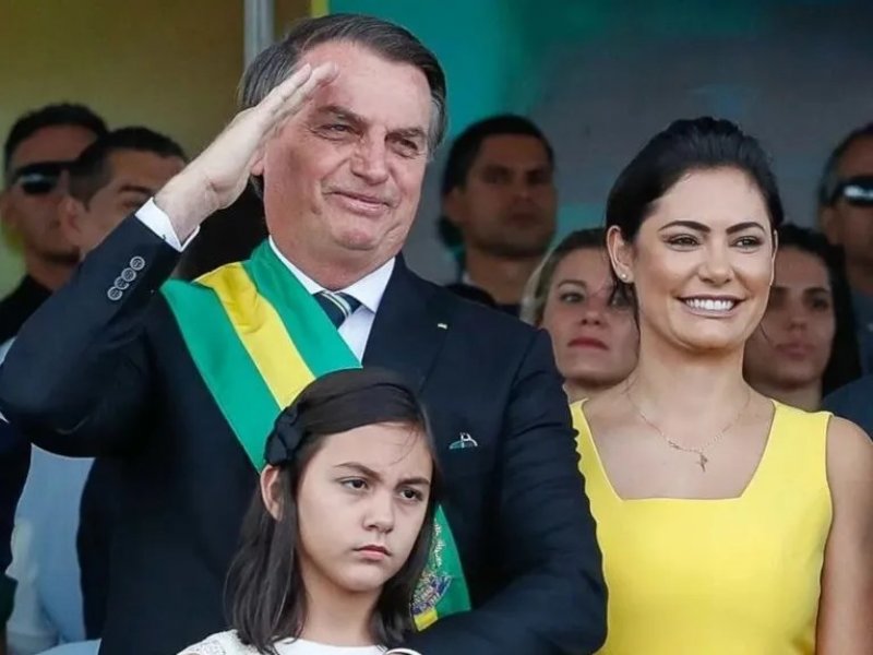 Imagem de Sofrendo bullying, filha de Bolsonaro deixa Colégio Militar 