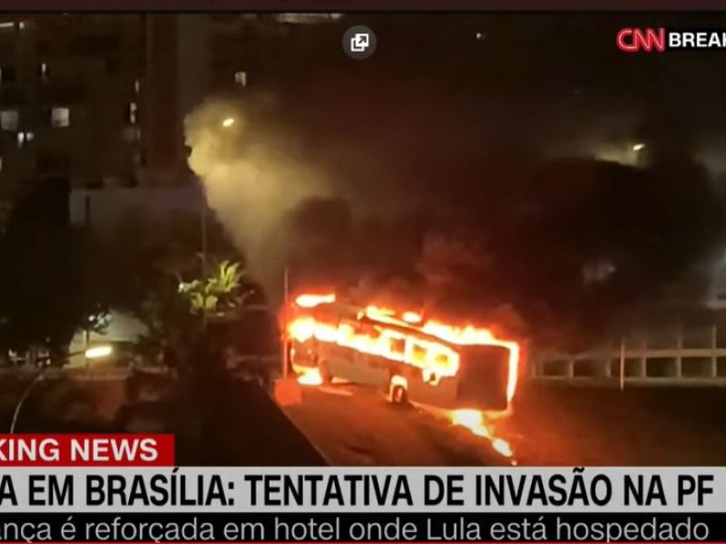 Imagem de Bolsonaristas incendeiam ônibus e tentam invadir sede da Polícia Federal