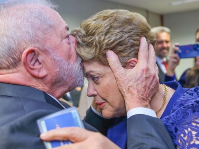Imagem de Aliados de Dilma afirmam que ex-presidente está bem junto à família e não pediu cargos