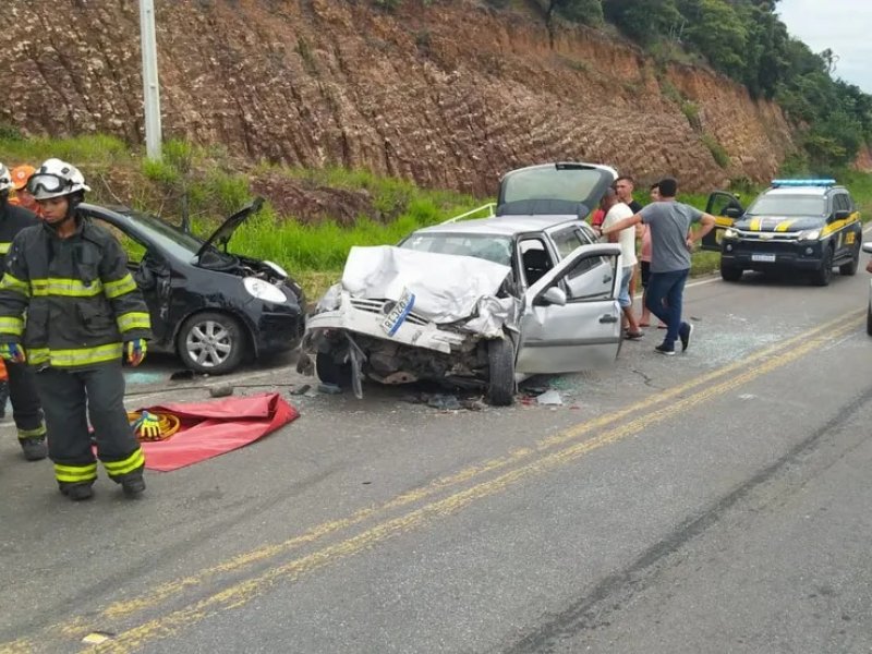 Imagem de Batida entre carros termina com duas pessoas mortas e três feridas no sul da Bahia