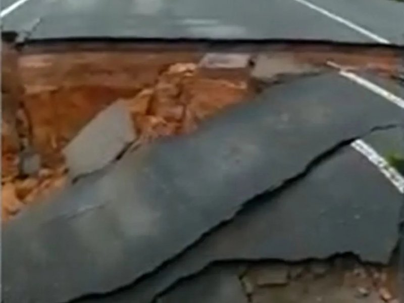 Imagem de Trecho de rodovia de Caravelas é interditado após cratera se abrir na pista
