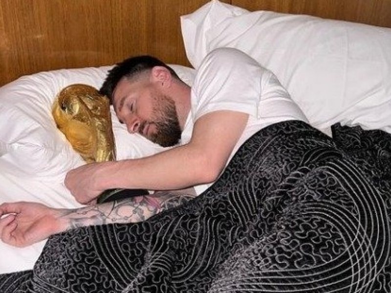Imagem de Na Argentina, Messi dorme abraçado com taça da Copa do Mundo
