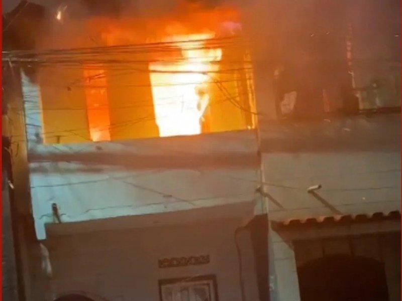Imagem de Fiação de poste pega fogo e atinge imóvel no bairro de Campinas de Pirajá