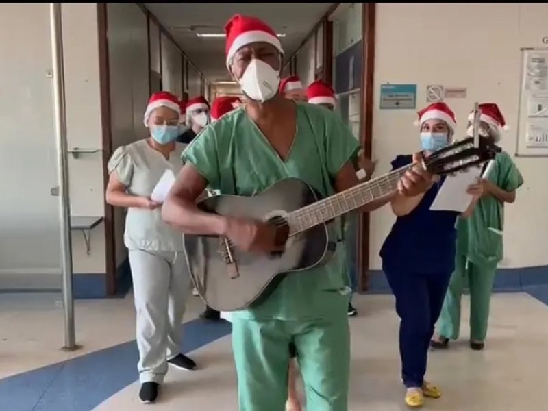 Imagem de Pacientes e funcionários de hospital recebem visita de coral de Natal em Salvador