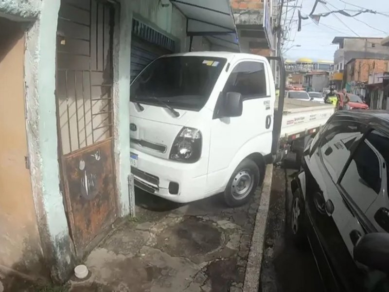 Imagem de Bar é invadido com batida entre três carros no bairro da Paz, em Salvador